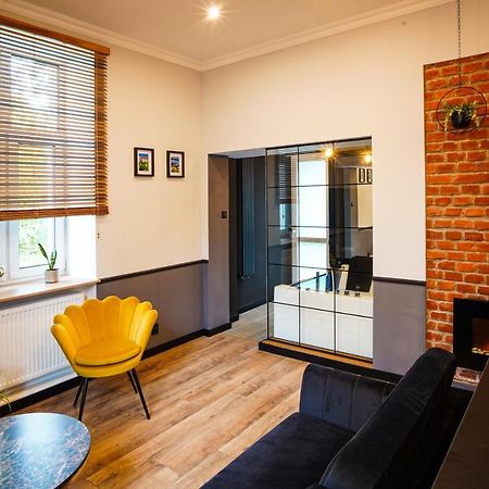 Apartament Z Jacuzzi W Centrum Sanoka Kültér fotó