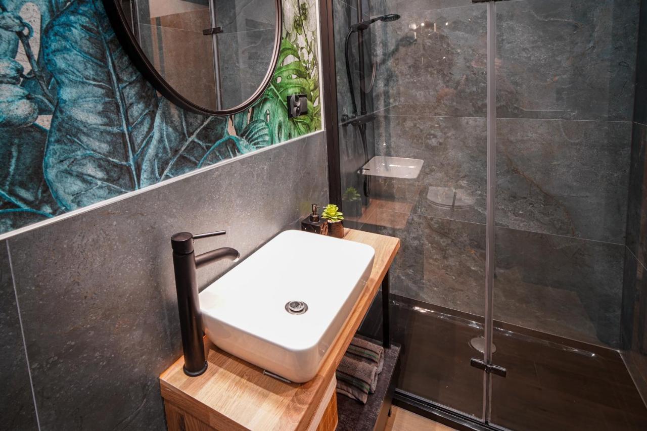 Apartament Z Jacuzzi W Centrum Sanoka Kültér fotó